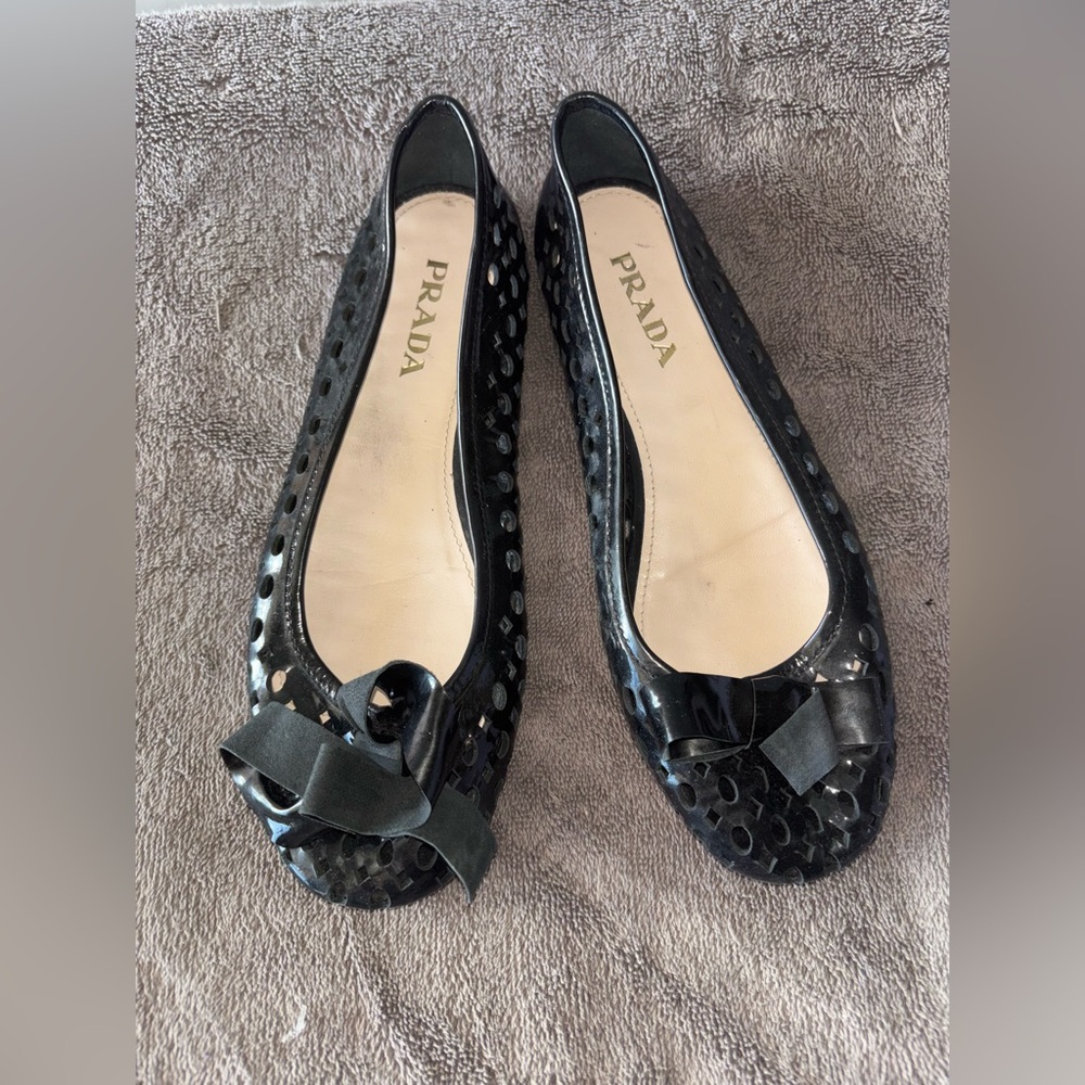 Prada black patent cutout ballerina flats size 36 EU 6 US *Flaw*